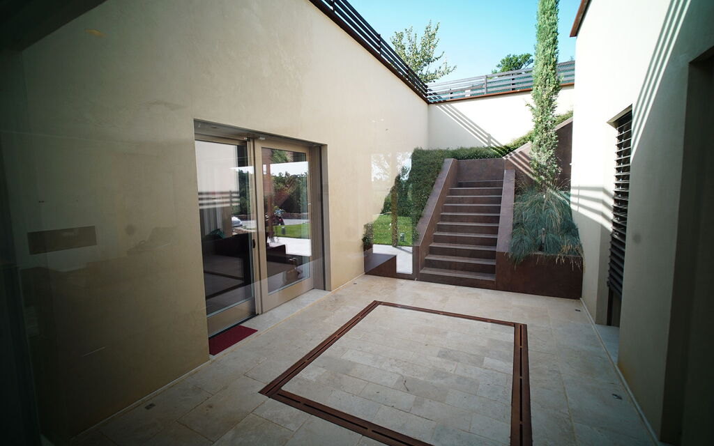 Il Casolare Della Natura: il-casolare-della-natura-assisi-villa-entrance