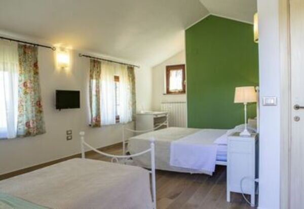 La Villa Del Teatro: la-villa-del-teatro-piane-di-falerone-villa-camera-da-letto