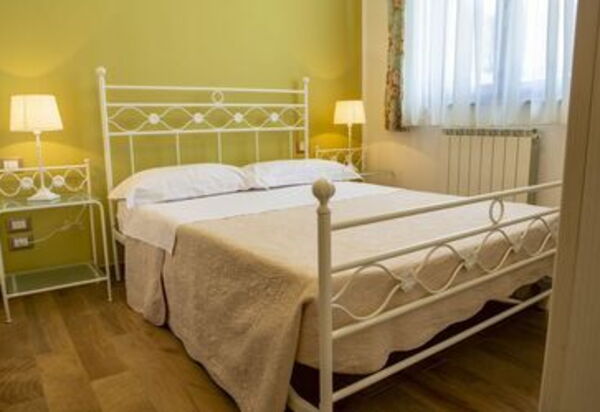 La Villa Del Teatro: la-villa-del-teatro-piane-di-falerone-villa-camera-da-letto