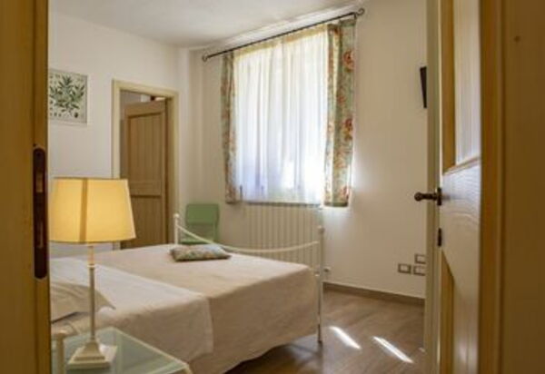 La Villa Del Teatro: la-villa-del-teatro-piane-di-falerone-villa-camera-da-letto