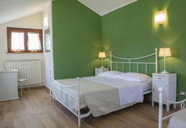 La Villa Del Teatro: la-villa-del-teatro-piane-di-falerone-villa-camera-da-letto