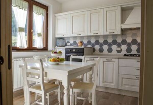 La Villa Del Teatro: la-villa-del-teatro-piane-di-falerone-villa-cucina