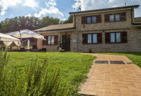 La Villa Del Teatro: la-villa-del-teatro-piane-di-falerone-villa-esterno