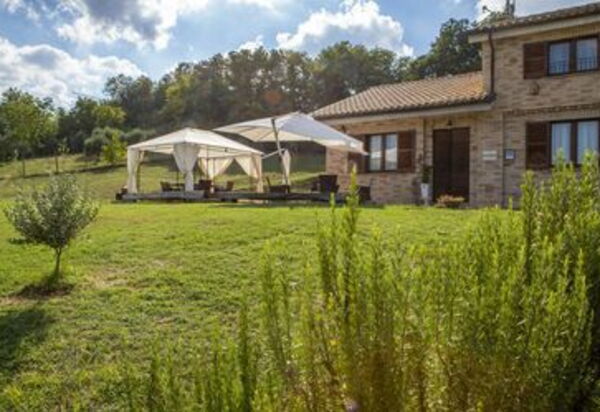 La Villa Del Teatro: la-villa-del-teatro-piane-di-falerone-villa-esterno