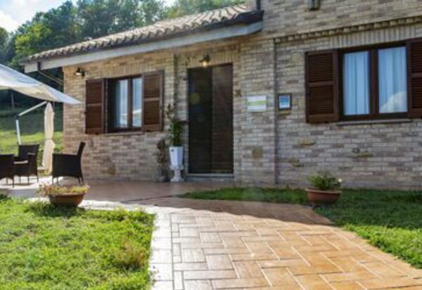 La Villa Del Teatro: la-villa-del-teatro-piane-di-falerone-villa-esterno