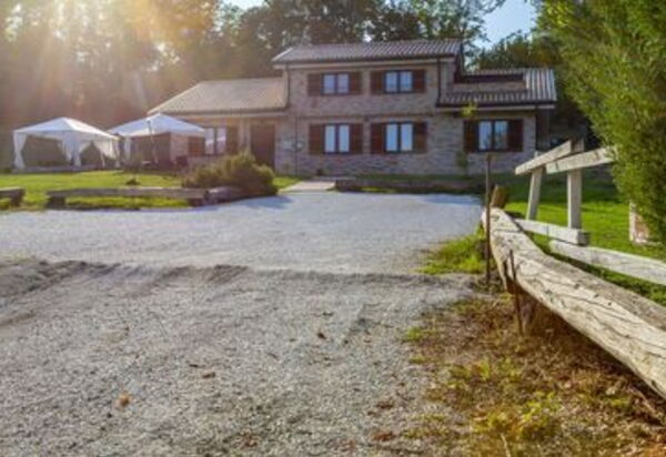 La Villa Del Teatro: la-villa-del-teatro-piane-di-falerone-villa-esterno