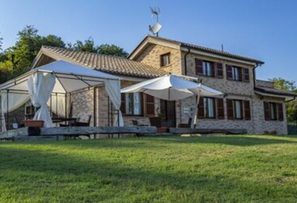 La Villa Del Teatro: la-villa-del-teatro-piane-di-falerone-villa-esterno