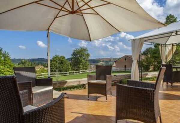 La Villa Del Teatro: la-villa-del-teatro-piane-di-falerone-villa-patio