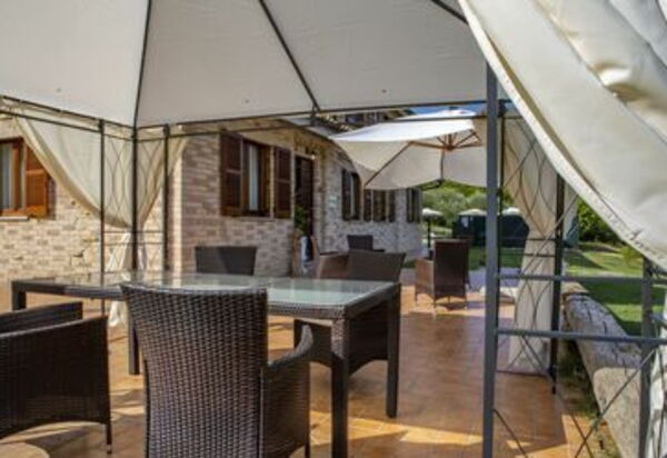 La Villa Del Teatro: la-villa-del-teatro-piane-di-falerone-villa-patio