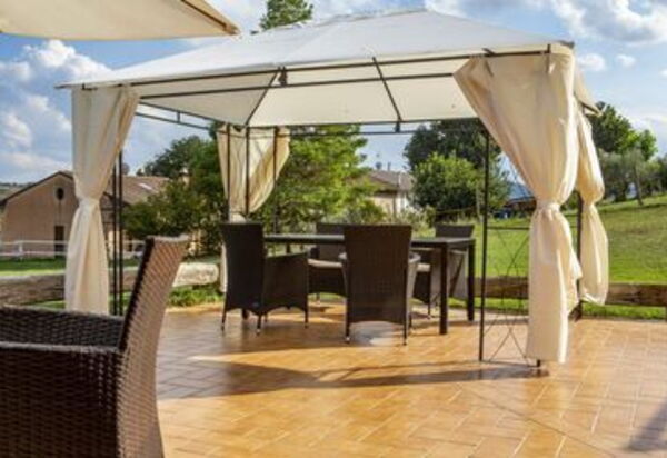 La Villa Del Teatro: la-villa-del-teatro-piane-di-falerone-villa-patio