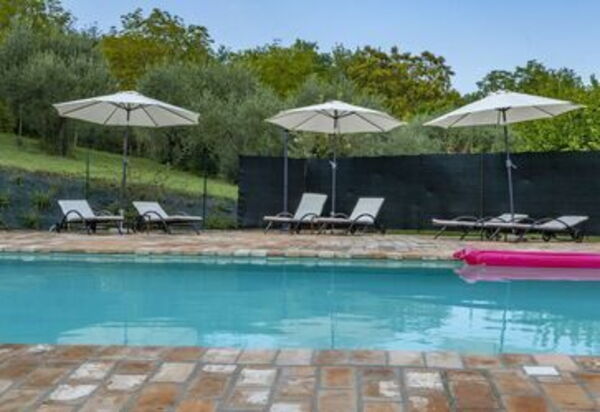 La Villa Del Teatro: la-villa-del-teatro-piane-di-falerone-villa-piscina