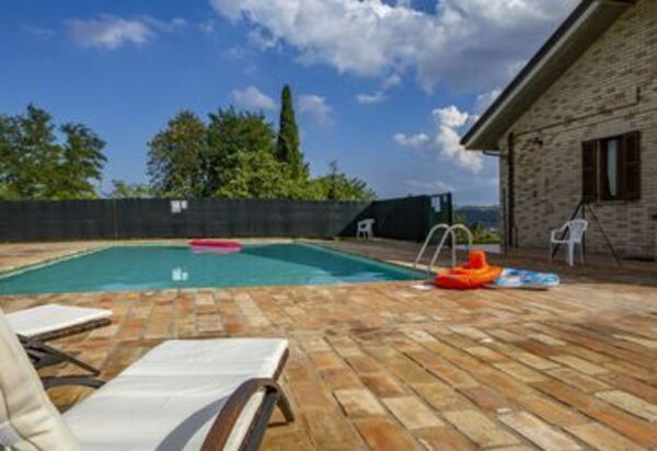 La Villa Del Teatro: la-villa-del-teatro-piane-di-falerone-villa-piscina