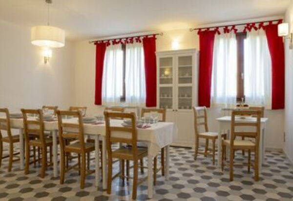 La Villa Del Teatro: la-villa-del-teatro-piane-di-falerone-villa-sala-da-pranzo