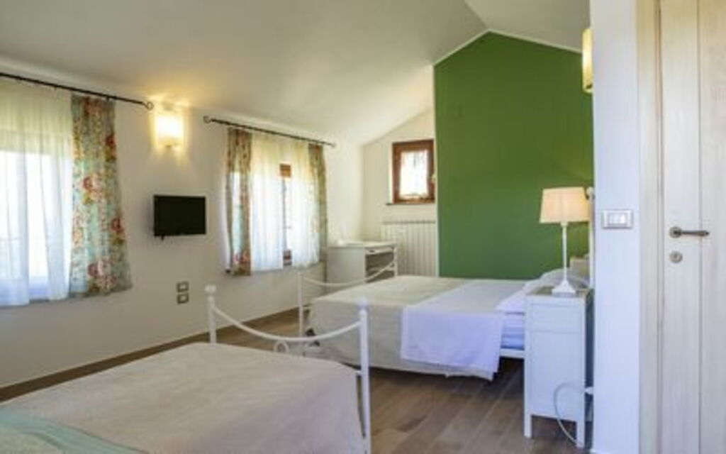 La Villa Del Teatro: la-villa-del-teatro-piane-di-falerone-villa-camera-da-letto