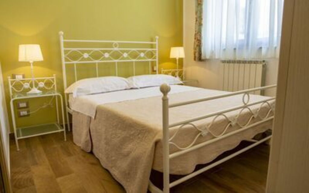 La Villa Del Teatro: la-villa-del-teatro-piane-di-falerone-villa-camera-da-letto