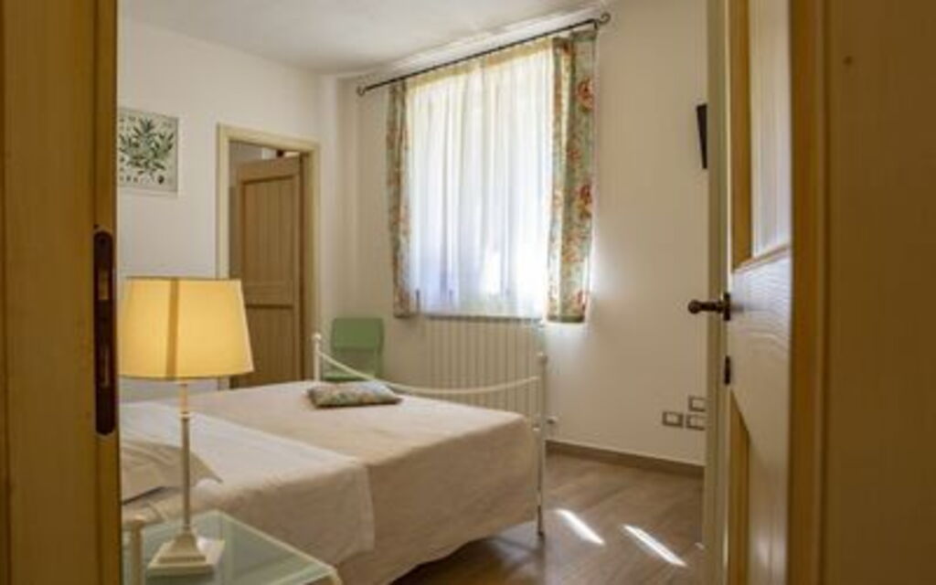 La Villa Del Teatro: la-villa-del-teatro-piane-di-falerone-villa-camera-da-letto