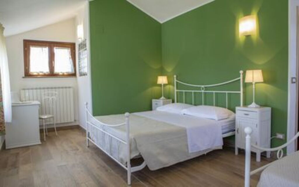 La Villa Del Teatro: la-villa-del-teatro-piane-di-falerone-villa-camera-da-letto