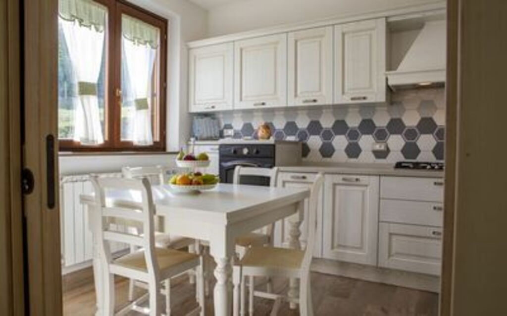 La Villa Del Teatro: la-villa-del-teatro-piane-di-falerone-villa-cucina