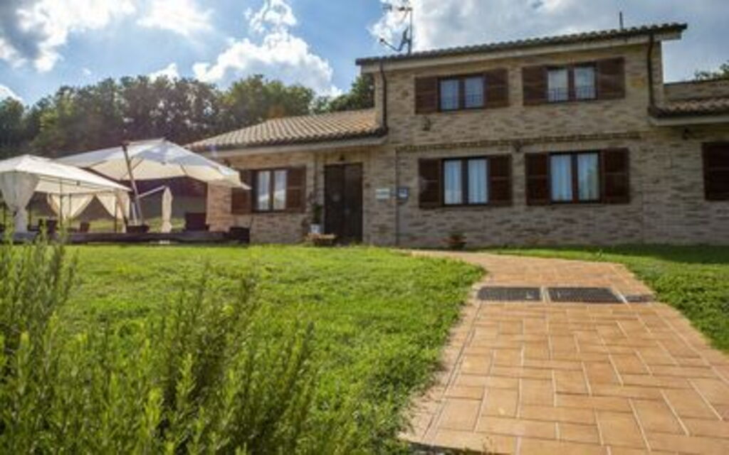 La Villa Del Teatro: la-villa-del-teatro-piane-di-falerone-villa-esterno