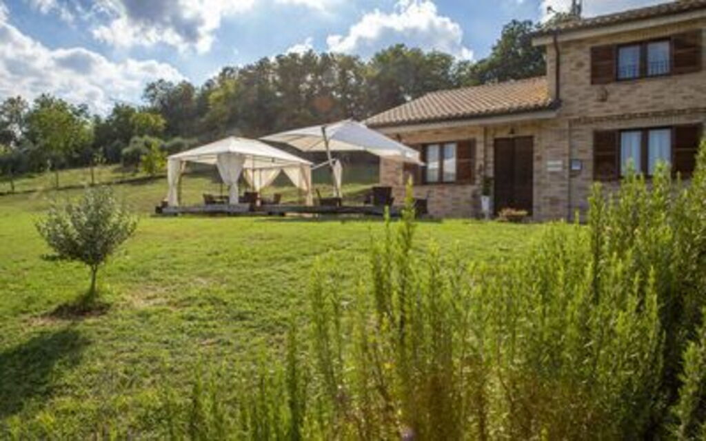 La Villa Del Teatro: la-villa-del-teatro-piane-di-falerone-villa-esterno