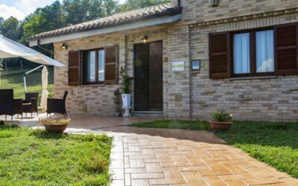 La Villa Del Teatro: la-villa-del-teatro-piane-di-falerone-villa-esterno