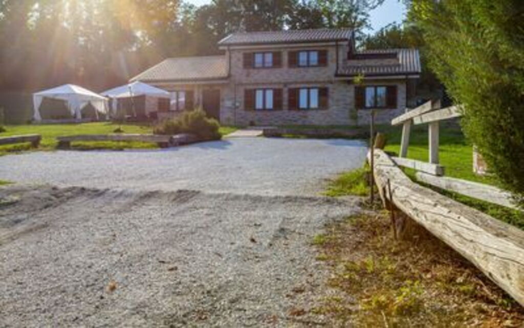 La Villa Del Teatro: la-villa-del-teatro-piane-di-falerone-villa-esterno