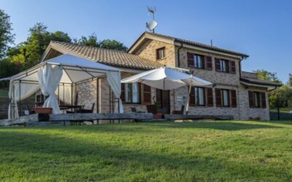 La Villa Del Teatro: la-villa-del-teatro-piane-di-falerone-villa-esterno