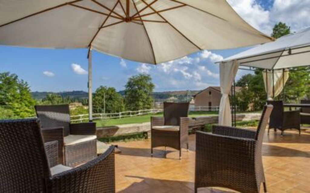 La Villa Del Teatro: la-villa-del-teatro-piane-di-falerone-villa-patio