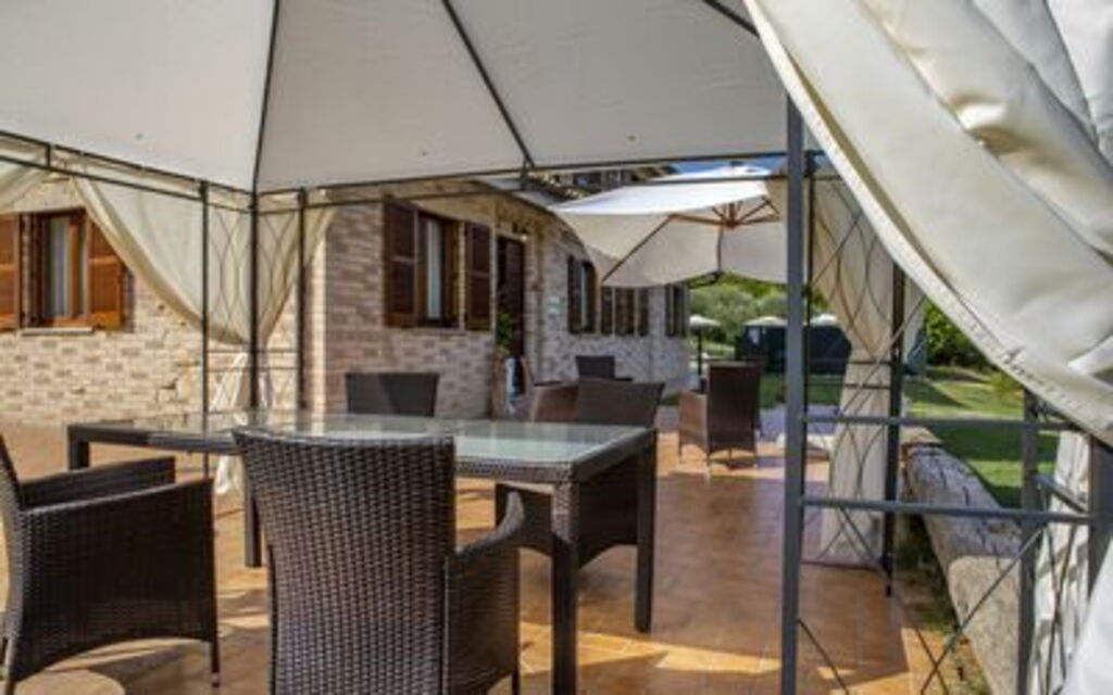 La Villa Del Teatro: la-villa-del-teatro-piane-di-falerone-villa-patio