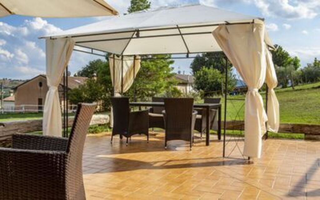 La Villa Del Teatro: la-villa-del-teatro-piane-di-falerone-villa-patio