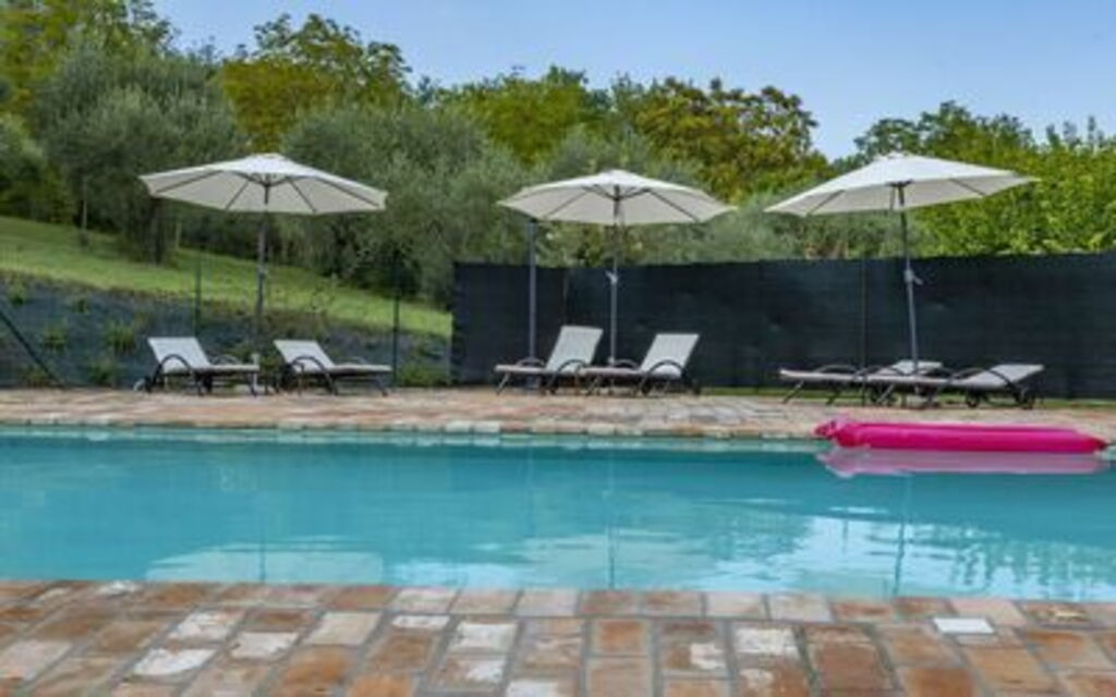 La Villa Del Teatro: la-villa-del-teatro-piane-di-falerone-villa-piscina