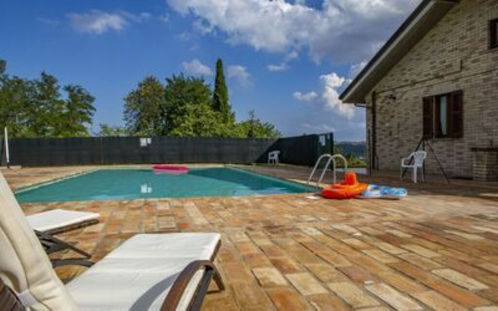 La Villa Del Teatro: la-villa-del-teatro-piane-di-falerone-villa-piscina