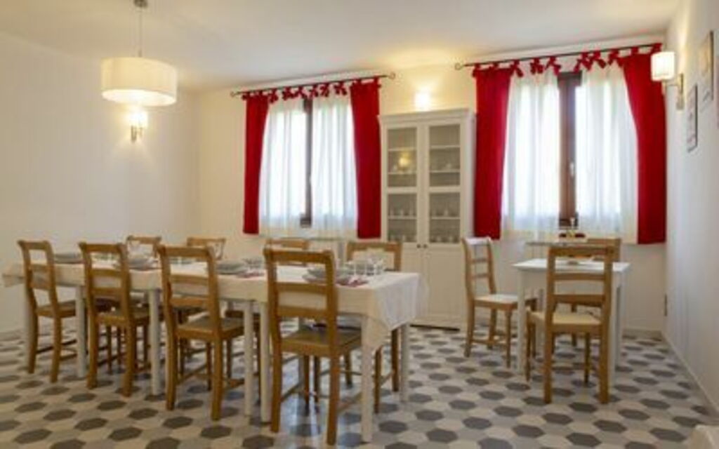 La Villa Del Teatro: la-villa-del-teatro-piane-di-falerone-villa-sala-da-pranzo