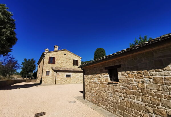 Cascina Del Castello: cascina-del-castello-san-severino-villa-esterno