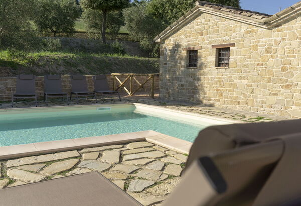 Cascina Del Castello: cascina-del-castello-san-severino-villa-piscina