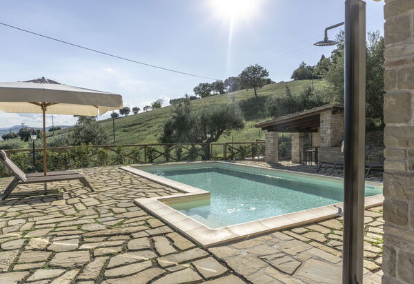 Cascina Del Castello: cascina-del-castello-san-severino-villa-piscina