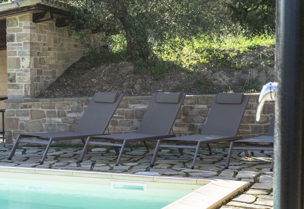 Cascina Del Castello: cascina-del-castello-san-severino-villa-piscina