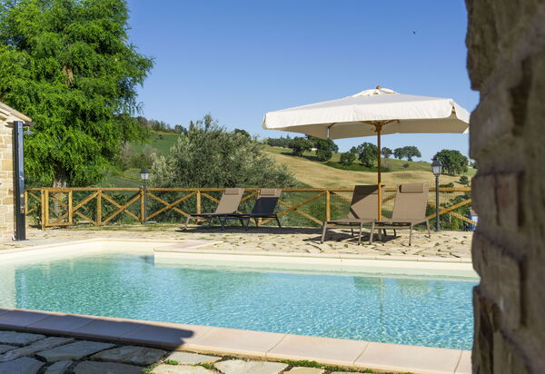 Cascina Del Castello: cascina-del-castello-san-severino-villa-piscina