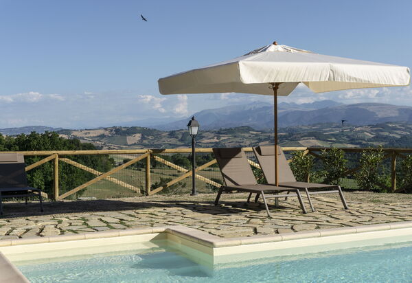 Cascina Del Castello: cascina-del-castello-san-severino-villa-piscina