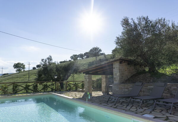 Cascina Del Castello: cascina-del-castello-san-severino-villa-piscina