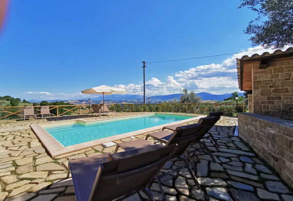 Cascina Del Castello: cascina-del-castello-san-severino-villa-piscina