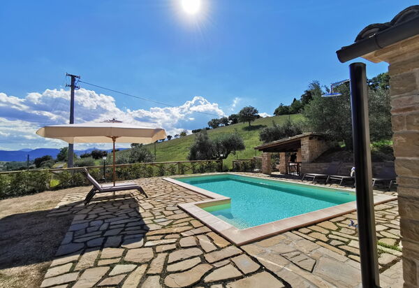 Cascina Del Castello: cascina-del-castello-san-severino-villa-piscina