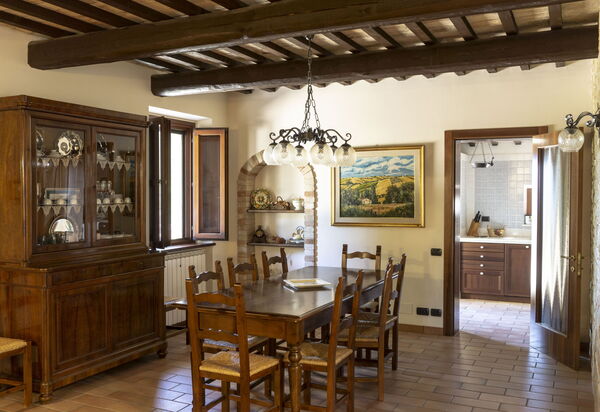 Cascina Del Castello: cascina-del-castello-san-severino-villa-sala-da-pranzo