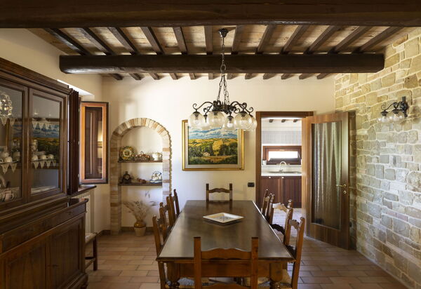 Cascina Del Castello: cascina-del-castello-san-severino-villa-sala-da-pranzo