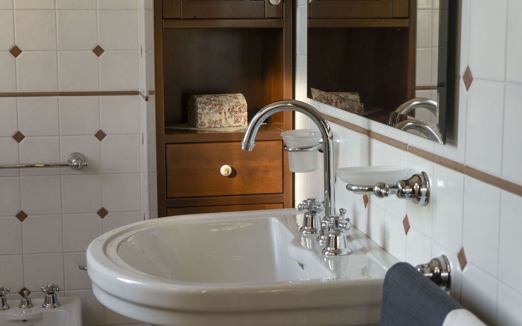 Cascina Del Castello: cascina-del-castello-san-severino-villa-bathroom