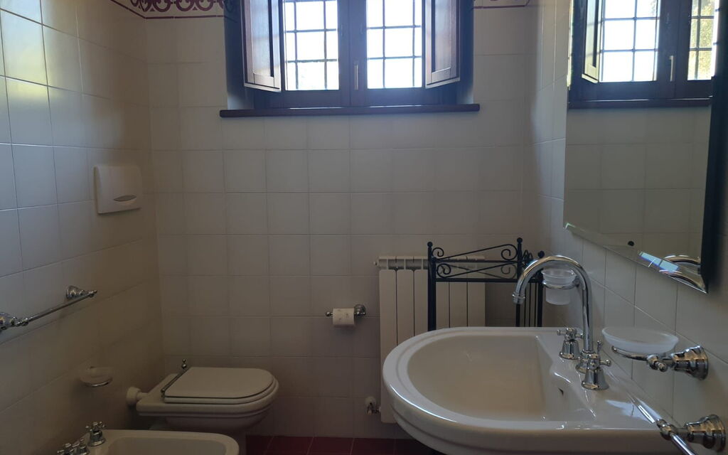 Cascina Del Castello: cascina-del-castello-san-severino-villa-bathroom