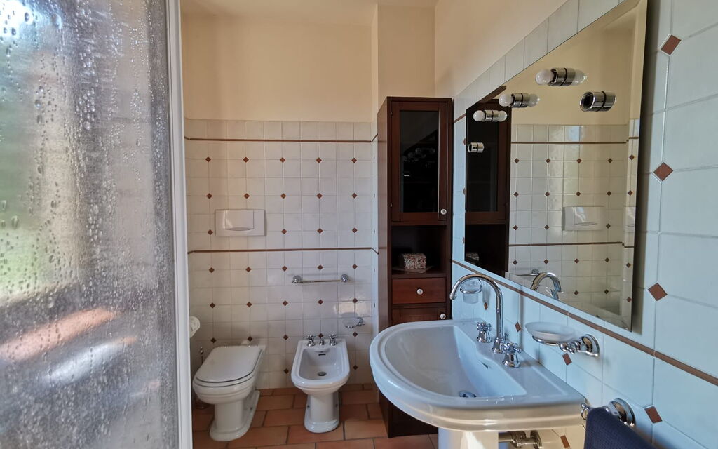 Cascina Del Castello: cascina-del-castello-san-severino-villa-bathroom