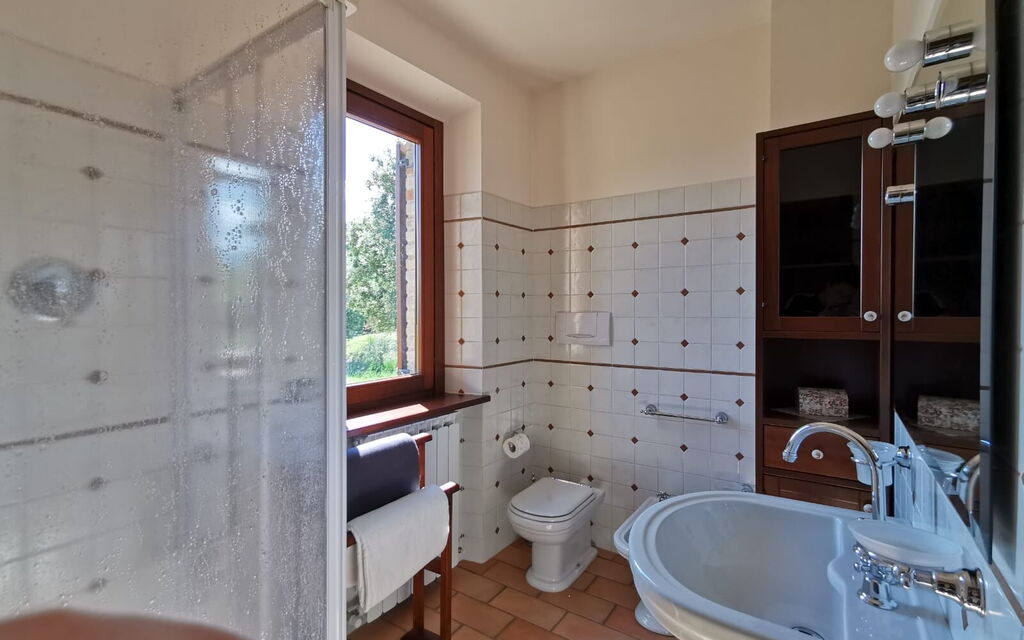 Cascina Del Castello: cascina-del-castello-san-severino-villa-bathroom
