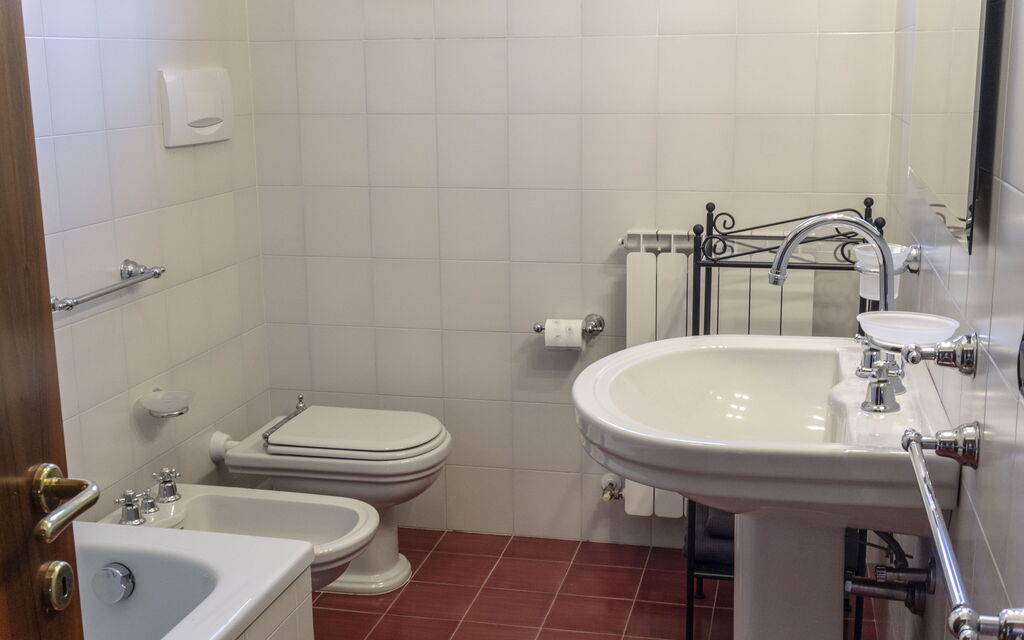 Cascina Del Castello: cascina-del-castello-san-severino-villa-bathroom