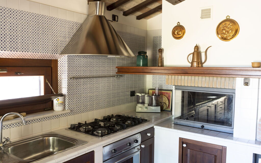 Cascina Del Castello: cascina-del-castello-san-severino-villa-kitchen